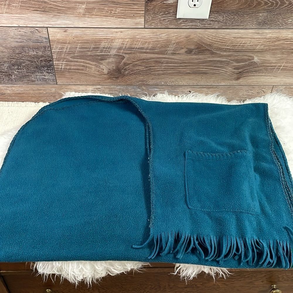 DR LEONARDS Ladies Vintage Fleece Pocket Shawl Fringed Wrap Turquoise 76”W 26”L